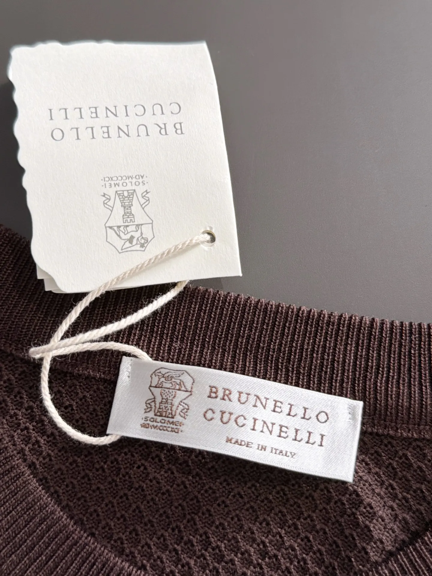 Next day shipment BC high quality-Brunello Cucineli 26ss New Arrival men's short-sleeved T-shirt. Like LP, it belongs to the same old-money style top brand. New Arrival is a top-notch brand. New Arrival Original men's casual short-sleeved. Made of combed cotton yarn knitted cotton-like fabric. Exclusive Premium custom-controlled raw materials. It feels substantial when weighed. The upper body is also more textured than ordinary T-shirts. Fashionable Versatile Hot Sale, skin-friendly and comfortable to wear, premium boutique, exquisite workmanship from Factory, great upper body, essential item for men, complete with three standards Sizes M-3XL